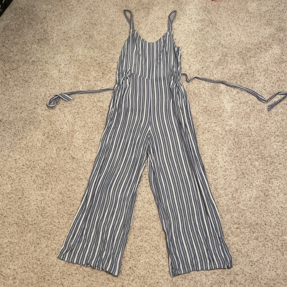 Hollister jumpsuit worn twice. No damages and super cute.